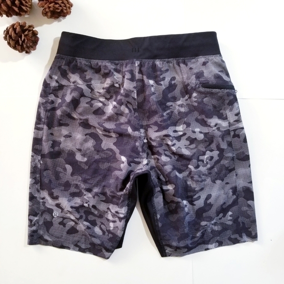 LULULEMON | T.H.E Short Linerless 9” Short Variegated Mesh Camo Black - Picture 3 of 14